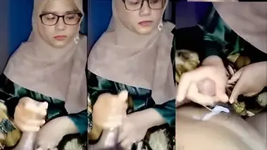 Bokep Jilbab Dicolek Bu Guru Sampai Crot Muncrat Viral