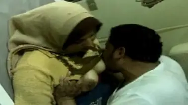 Bokep Tante Jilbab ML Ganas, Dua Identitas yang Hadir dalam Satu Malam yang Sama