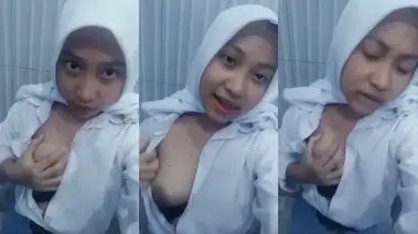 Di Toilet Sekolah Hijaber Pamer Nenen